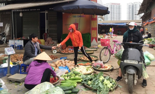 Hàng hoá đầy chợ, siêu thị trong ngày đầu cách ly toàn xã hội - Ảnh 1.