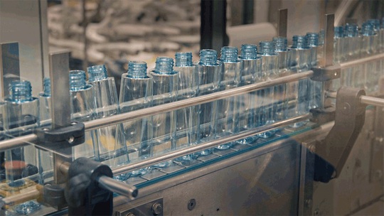 LOréal sản xuất nước rửa tay kháng khuẩn để dành tặng các cơ quan y tế - Ảnh 1.