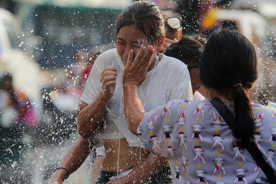 Covid-19: Thái Lan phạt nặng đám đông té nước dịp tết Songkran - Ảnh 4.