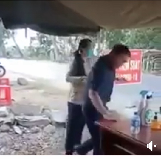 Tỉnh ủy Bình Phước họp báo khẩn vụ Phó Chủ tịch HĐND huyện chống đối đo thân nhiệt - Ảnh 5.