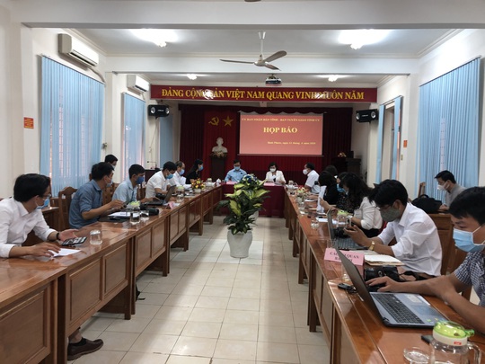 Tỉnh ủy Bình Phước họp báo khẩn vụ Phó Chủ tịch HĐND huyện chống đối đo thân nhiệt - Ảnh 1.