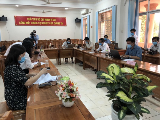 Tỉnh ủy Bình Phước họp báo khẩn vụ Phó Chủ tịch HĐND huyện chống đối đo thân nhiệt - Ảnh 2.