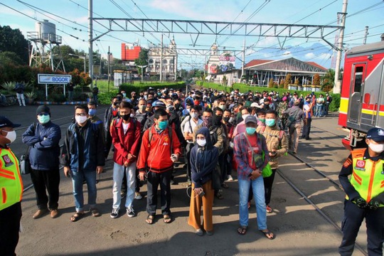 Jakarta rối trong ngày đầu tiên đi làm với lệnh giãn cách xã hội - Ảnh 2.