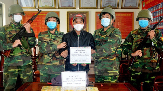Mật phục, bắt đối tượng vận chuyển 60.000 viên ma túy từ Lào về Việt Nam - Ảnh 1.