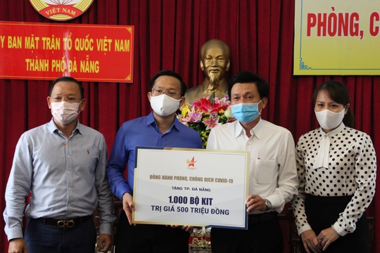 Ủng hộ máy trợ thở và 1.000 bộ kit xét nghiệm SARS-CoV-2 tuyến đầu chống dịch ở Đà Nẵng - Ảnh 2.
