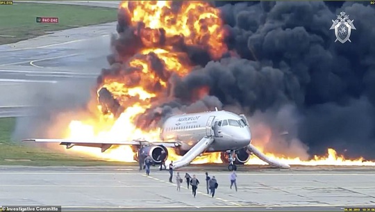 Máy bay bị sét đánh, Nga buộc tội cơ trưởng gây ra lửa hoả ngục - Ảnh 3.