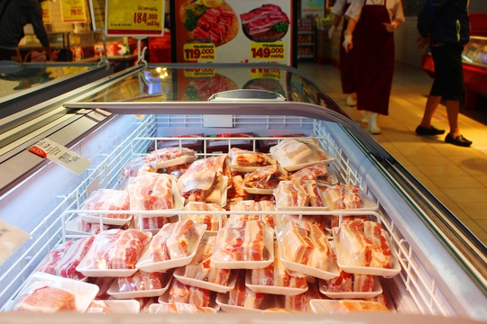 Siêu thị tung thịt heo nhập khẩu giá rẻ để bình ổn thị trường - Ảnh 1.