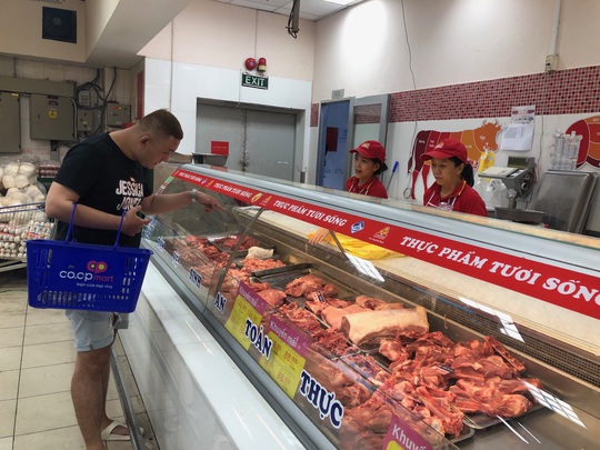 Siêu thị tung thịt heo nhập khẩu giá rẻ để bình ổn thị trường - Ảnh 2.