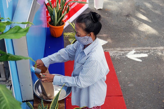 Thủ Đức (TP HCM) khai trương ATM gạo - Ảnh 1.