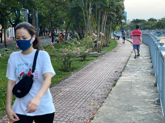 Cận cảnh sáng sớm ngày thứ 2 cách ly xã hội dọc kênh Nhiêu Lộc - Thị Nghè - Ảnh 2.