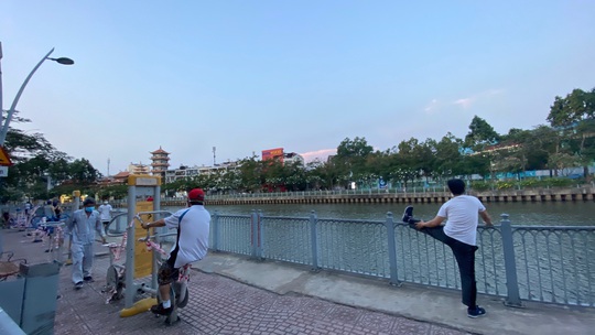 Cận cảnh sáng sớm ngày thứ 2 cách ly xã hội dọc kênh Nhiêu Lộc - Thị Nghè - Ảnh 5.