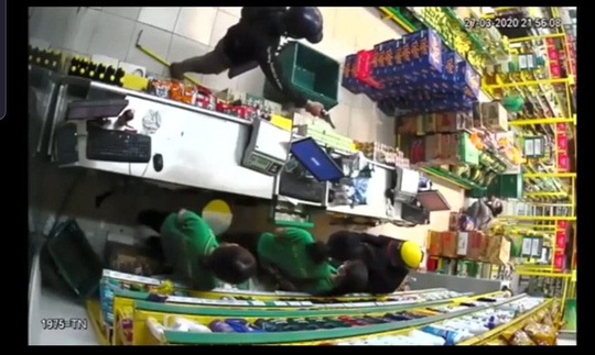 CLIP: Công an TP HCM thông tin chi tiết vụ dùng súng cướp cửa hàng Bách Hóa Xanh - Ảnh 4.