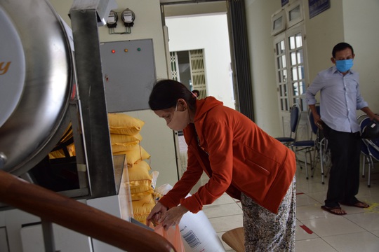 Tam Kỳ đưa vào hoạt động 3 ATM gạo giúp người nghèo - Ảnh 1.