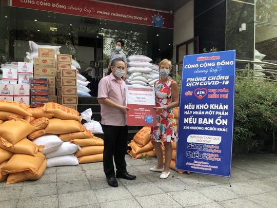 Một người Úc tặng 2 tấn gạo cho ATM thực phẩm miễn phí của Báo Người Lao Động - Ảnh 1.