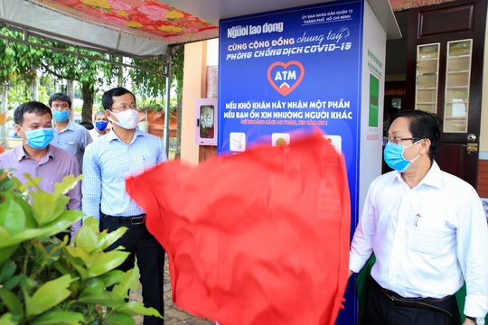Báo Người Lao Động khai trương ATM thực phẩm miễn phí thứ 2 - Ảnh 1.