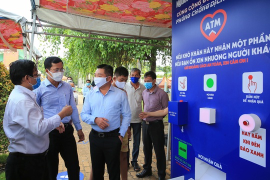 Báo Người Lao Động khai trương ATM thực phẩm miễn phí thứ 2 - Ảnh 3.