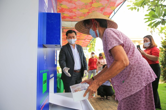Báo Người Lao Động khai trương ATM thực phẩm miễn phí thứ 2 - Ảnh 11.
