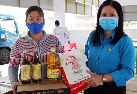 Thăm hỏi, động viên người lao động khó khăn - Ảnh 1.