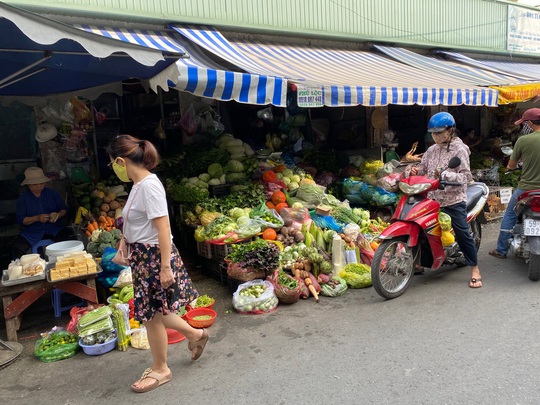 Ngày đầu nới lỏng giãn cách, nhiều người vẫn chưa dám đi chợ - Ảnh 2.