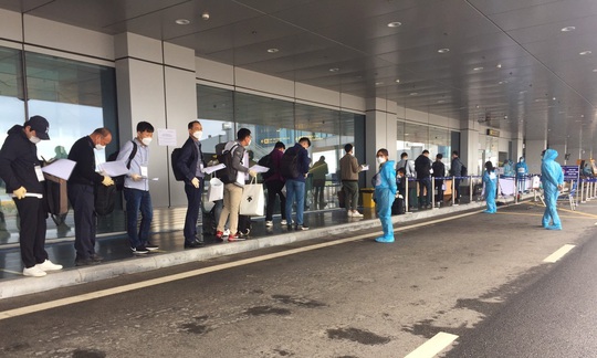 Chuyến bay chở 240 chuyên gia công ty LG của Hàn Quốc hạ cánh sân bay Vân Đồn - Ảnh 6.
