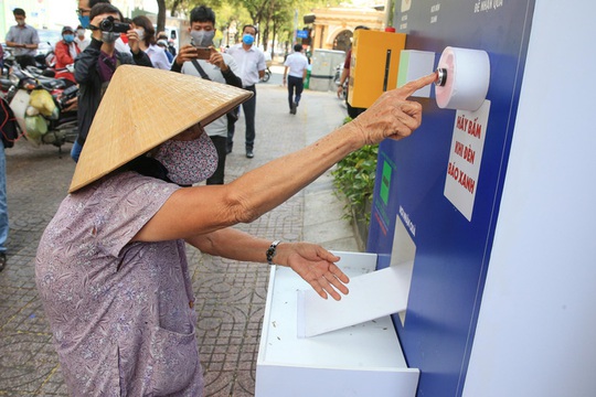 Báo Người Lao Động mở cây ATM thực phẩm miễn phí tại Hà Nội - Ảnh 2.