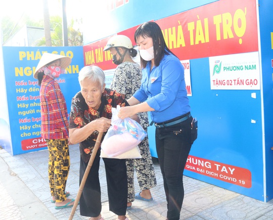 Báo Người Lao Động khai trương cây ATM thực phẩm miễn phí tại Hà Nội - Ảnh 36.