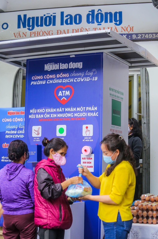 Báo Người Lao Động khai trương cây ATM thực phẩm miễn phí tại Hà Nội - Ảnh 25.