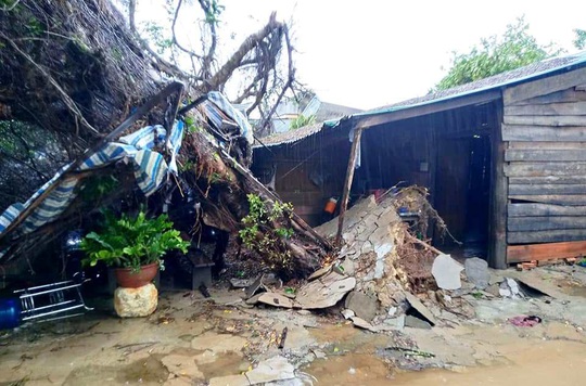 Lâm Đồng: Lốc xoáy đầu mùa mưa hàng chục căn nhà bị tốc mái - Ảnh 3.
