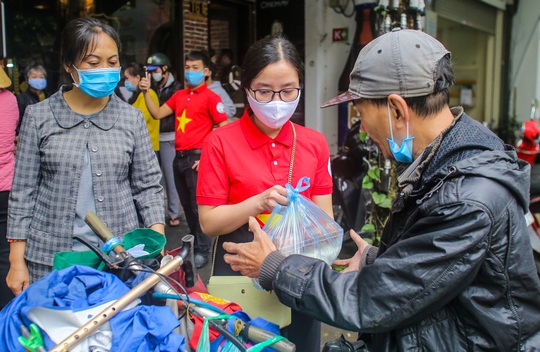 Báo Người Lao Động khai trương cây ATM thực phẩm miễn phí tại Hà Nội - Ảnh 24.