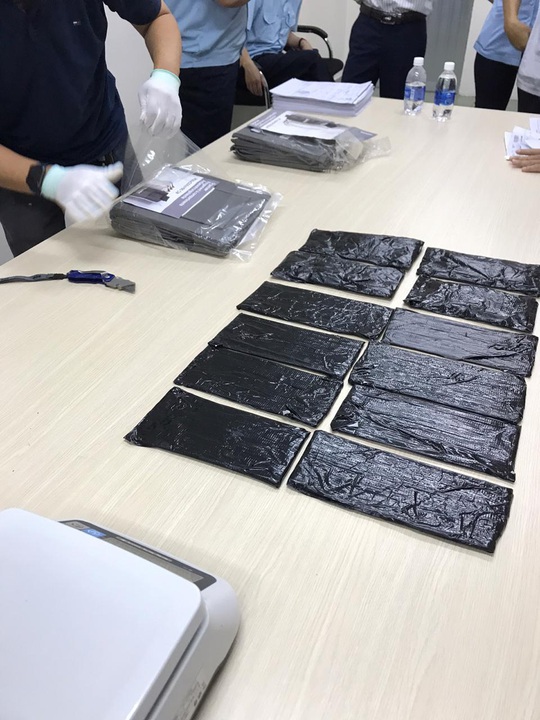 Bí mật trong 16 bưu phẩm gửi từ châu Âu về TP HCM - Ảnh 2.