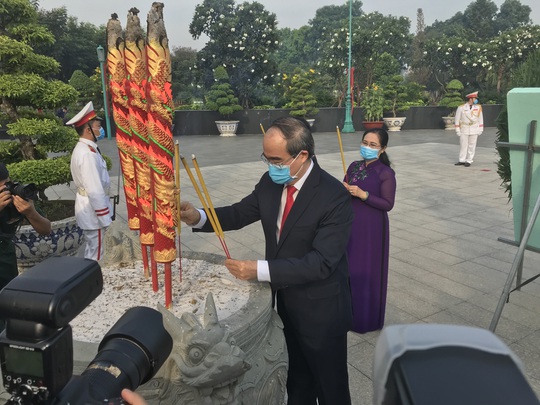 Lãnh đạo TP HCM dâng hương, dâng hoa tưởng niệm Chủ tịch Hồ Chí Minh, các anh hùng liệt sĩ - Ảnh 3.