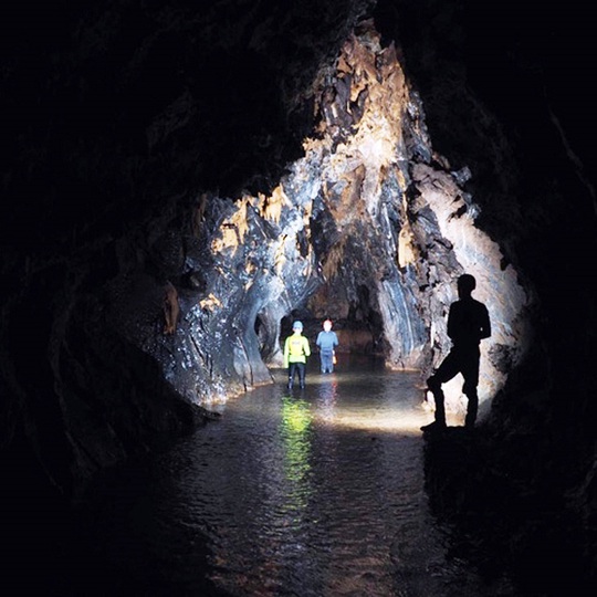 Quảng Bình phát hiện 12 hang động mới kỳ vĩ, nguyên sơ và chưa từng có dấu chân người - Ảnh 1.
