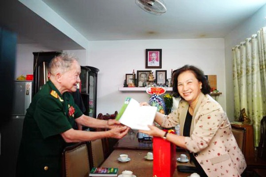 Chủ tịch Quốc hội Nguyễn Thị Kim Ngân thăm Mẹ Việt Nam Anh hùng, Anh hùng lực lượng vũ trang - Ảnh 1.