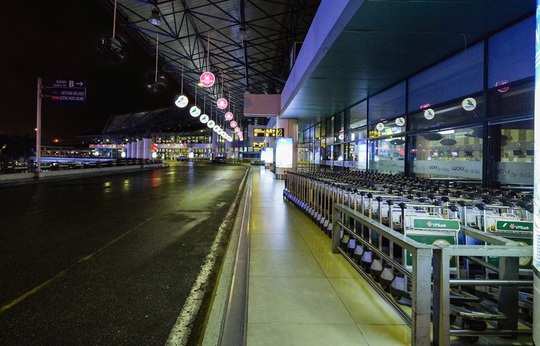 Sân bay Nội Bài không còn taxi, hành khách cần chủ động phương tiện đi về - Ảnh 1.