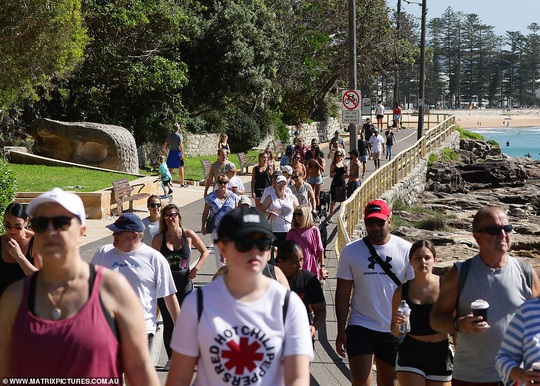 Hàng ngàn người tại điểm nóng Covid-19 ở Úc lại ra bãi biển vui chơi - Ảnh 1.