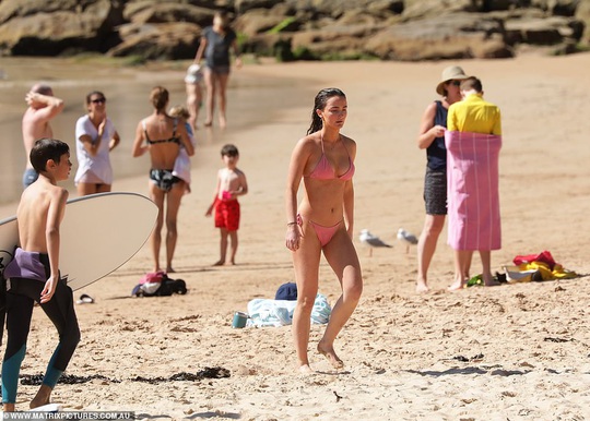 Hàng ngàn người tại điểm nóng Covid-19 ở Úc lại ra bãi biển vui chơi - Ảnh 2.