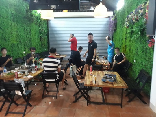 Khép cửa tầng 1, quán để thực khách ăn nhậu trên tầng 3 bất chấp lệnh cấm phòng dịch Covid-19 - Ảnh 1.