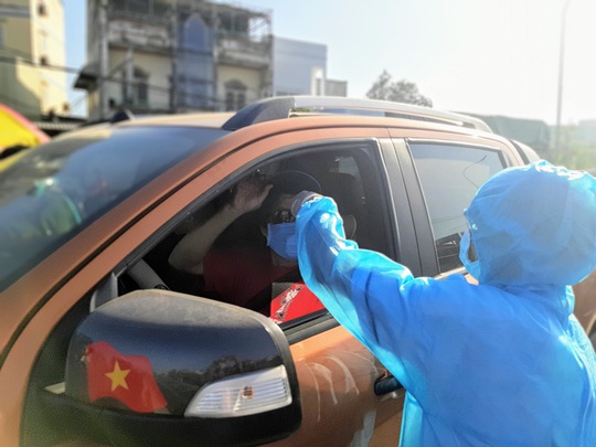 Lô hàng khẩu trang y tế bị bắt tại cổng sân bay Tân Sơn Nhất - Ảnh 2.