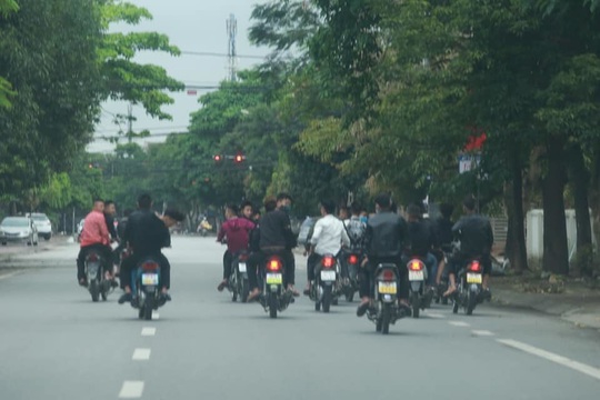 Bất chấp lệnh cấm, nhóm nam nữ thanh niên đi xe máy dàn hàng ngang, lạng lách - Ảnh 2.