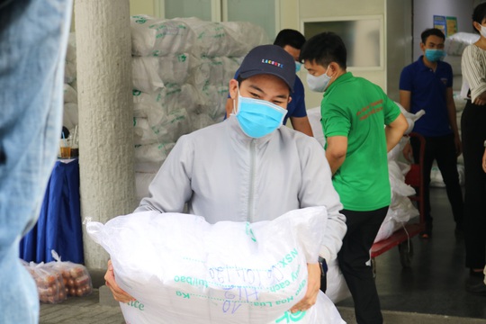 59 tấn gạo “lên xe” về với người khó khăn 24 quận, huyện TP HCM - Ảnh 3.