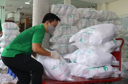 59 tấn gạo “lên xe” về với người khó khăn 24 quận, huyện TP HCM - Ảnh 1.