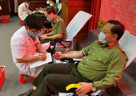 Giám đốc Công an tỉnh Thanh Hóa hiến máu cứu người - Ảnh 2.