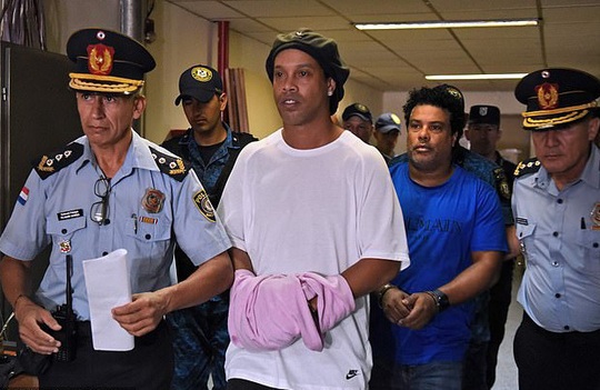 Ronaldinho thoát án tù, chịu quản thúc 6 tháng ở… khách sạn - Ảnh 2.