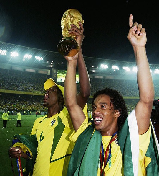 Ronaldinho thoát án tù, chịu quản thúc 6 tháng ở… khách sạn - Ảnh 8.