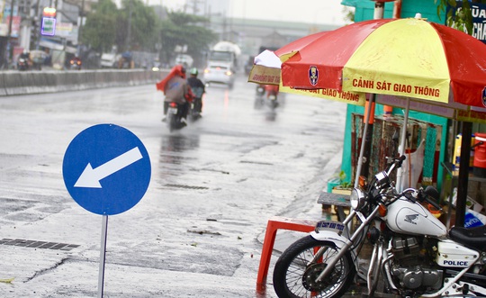 Mưa trắng trời ở TP HCM, giải toả ngột ngạt sau nhiều ngày nắng nóng - Ảnh 3.