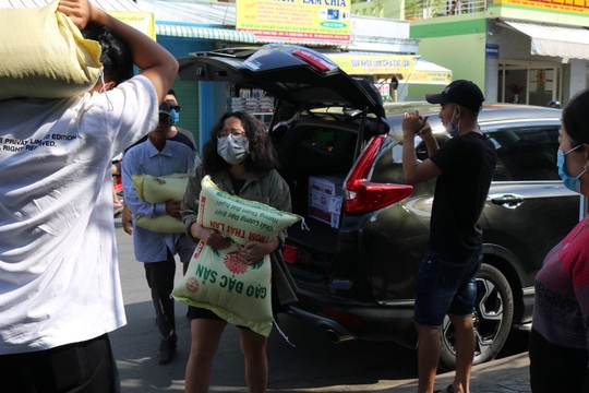LĐLĐ huyện Phú Quốc khởi động thùng gạo nghĩa tình tặng người nghèo - Ảnh 6.