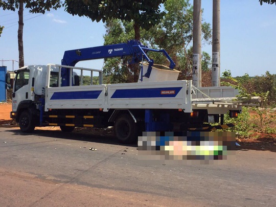 Tông vào đuôi xe tải đang đậu bên đường, một thanh niên tử vong - Ảnh 1.