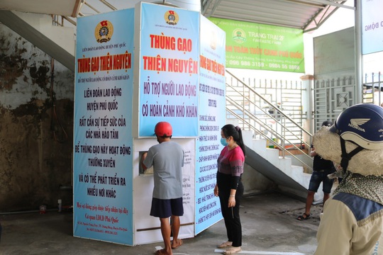 LĐLĐ huyện Phú Quốc khởi động thùng gạo nghĩa tình tặng người nghèo - Ảnh 7.