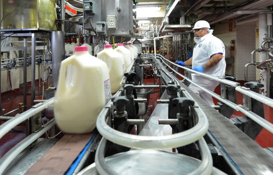 Nhà máy sữa tại Mỹ của Vinamilk góp sức cùng người dân vượt qua đại dịch Covid-19 - Ảnh 1.