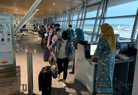 Hơn 270 công dân Việt Nam từ Malaysia về sân bay Đà Nẵng - Ảnh 8.